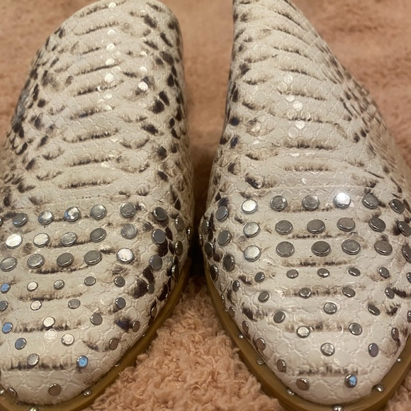 Dolce Vita Studded Snakeskin Mule Itzel size 7 - Picture 2 of 3